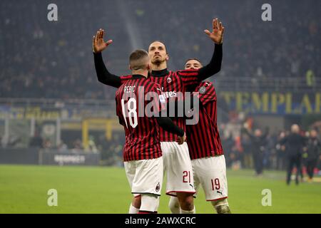 Mailand, Italien. Februar 2020. 09.02.2020, Mailand, Stadio Giuseppe Meazza, Serie A: Inter - Mailand, Zlatan Ibrahimvic (AC Mailand) mit Ante Rebic (18) und Theo Hernández an seinem Tor für 0:2. Gutschrift: SPP Sport Presse Foto. /Alamy Live News Stockfoto