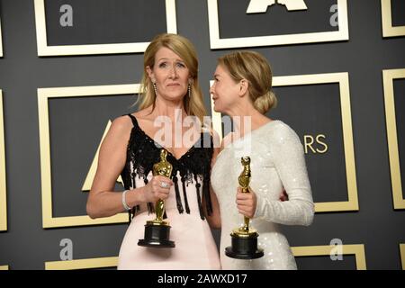 Los Angeles, USA. Februar 2020. Laura dern, Gewinnerin der Schauspielerin in einer Nebenrollenauszeichnung für "Marriage Story", und Renée Zellweger, Gewinnerin der Schauspielerin in einer Hauptrolle für "Judy", posiert im Presseraum bei den 92. Annual Academy Awards im Dolby Theatre in Hollywood, Kalifornien am 9. Februar, 2020. (Foto von Sthanlee B. Mirador/Sipa USA) Stockfoto