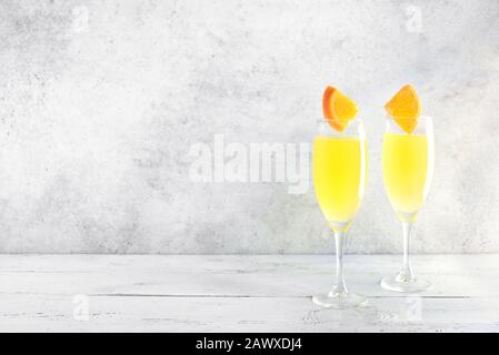 Mimosa-Cocktail mit Champagner und Orangensaft in einer Flötenbrille, Kopierraum. Mocktail, Mimosa Sekt Zitrusprink. Stockfoto