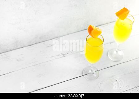 Mimosa-Cocktail mit Champagner und Orangensaft in einer Flötenbrille, Kopierraum. Mocktail, Mimosa Sekt Zitrusprink. Stockfoto