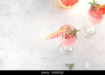 Mimosa-Cocktail mit Champagner, Grapefruit und Rosemary in Flötenbrille, Kopierraum. Mocktail, Mimosa Sekt Zitrusprink. Stockfoto