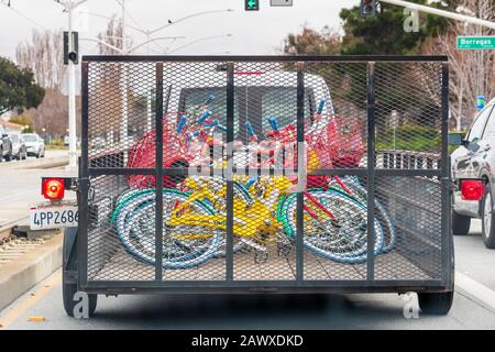 27. Januar 2020 Sunnyvale/CA/USA - Google-Bikes, die in einen Trailer geladen wurden, werden an einen anderen Google-Bürostandort transportiert Stockfoto