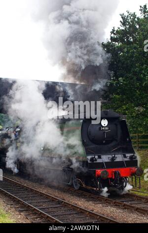 Dampflok 92 Squadron verlässt den Bahnhof Weybourne in Dampfwolken, North Norfolk Railway Stockfoto