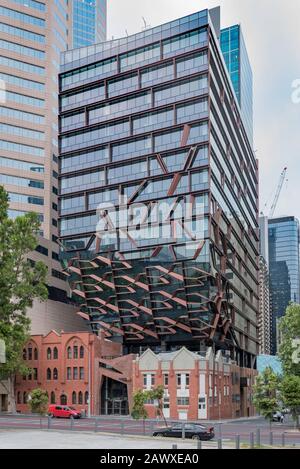 Ein neuer Büroturm an der 271 Spring Street, Melbourne, befindet sich über den erhaltenen historischen Elms Hotel and Church of England Mission Buildings Stockfoto