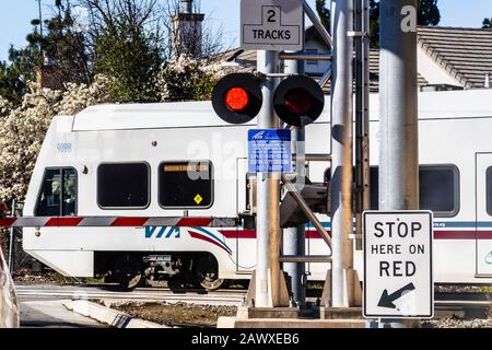 Februar 2020 Mountain View / CA / USA - VTA Train Crossing a Street in South San Francisco Bay; VTA Light Rail ist ein System für San Jose und Surroun Stockfoto