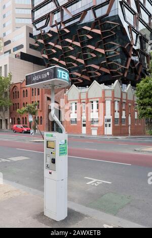 Der moderne elektronische Hightech-Parkplatz in der Spring Street in Melbourne steht im Gegensatz zu den historischen Gebäuden Elms Hotel und Mission auf der anderen Straßenseite Stockfoto