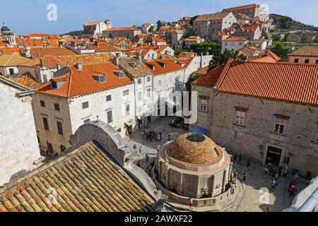 Der Große Onofrio-Brunnen oder der große Brunnen von Onofrio innerhalb der Stadtmauern der Altstadt, Dubrovnik, Kroatien Stockfoto