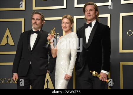 Los Angeles, USA. Februar 2020. Der beste Schauspieler Joaquin Phoenix, Die Beste Schauspielerin Renee Zellweger und Der Beste Nebendarsteller Brad Pitt posierten im Presseraum bei den 92. Annual Academy Awards, die am 9. Februar 2020 im Dolby Theatre in Hollywood, Kalifornien abgehalten wurden. (Foto von Sthanlee B. Mirador/Sipa USA) Stockfoto