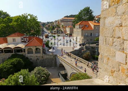 Brsalje Straße in der Nähe der Brücke am Eingang zum Pile Tor in der Altstadt, Dubrovnik, Kroatien Stockfoto