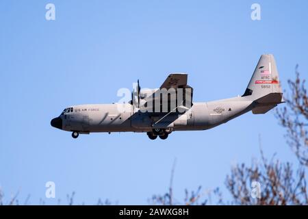Februar 2020 Mountain View/CA/USA - Lockheed C-130J Hercules Aircraft, Teil der 815th Airlift Squadron der United States Air Force, Vorbereitung auf La Stockfoto