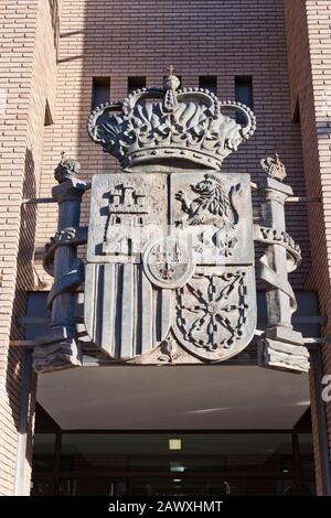 Ponferrada, Spanien - 8. Januar 2020: Fassade des Gerichtsgebäudes in Ponferrada, Leon, Spanien am 8. Januar 2020. Offizielles Wappen Spaniens. Stockfoto