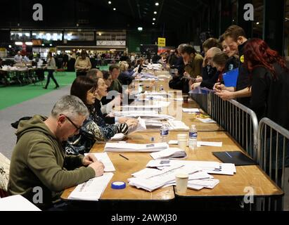 (200210) - Dublin, 10. Februar 2020 (Xinhua) - Mitarbeiter arbeiten in einem Zählzentrum in Dublin, Irland, 9. Februar 2020. Der irische Premierminister Leo Varadkar wurde am Sonntagabend mit knappem Abstand als Abgeordneter des Unterhauses des irischen parlaments bei den Parlamentswahlen des Landes wiedergewählt, was auf eine rückläufige Unterstützung seiner Regierungspartei Fine Gael hindeutet. (Xinhua) Stockfoto