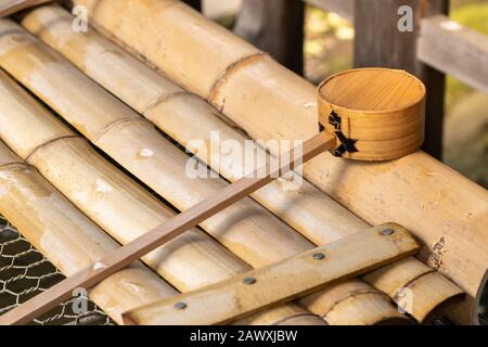 Reinigungswasser Holzschaufel in japanischem Schrein und Tempel Stockfoto