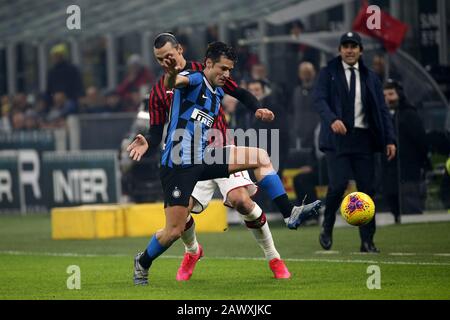 Mailand, Italien. Februar 2020. 09.02.2020, Mailand, Stadio Giuseppe Meazza, Serie A: Inter - Mailand, Antonio Candreva (Inter) gegen Zlatan Ibrahimovic (Mailand). Gutschrift: SPP Sport Presse Foto. /Alamy Live News Stockfoto