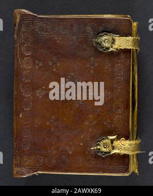 Lederbindung eines Liturgischen Pfsalzers aus dem 16. Jahrhundert und Kalender, der 1500 gedruckt wurde Stockfoto