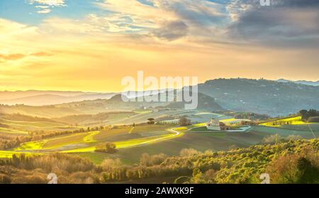 Volterra Panorama, sanfte Hügel, grüne Felder und weiße Straße. Toskana, Italien Europa. Stockfoto