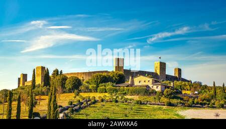 Monteriggioni mittelalterlichen befestigten Dorf mit Stadtmauern und Türmen, auf der Route der Via francigena, Siena, Toskana. Italien Europa. Stockfoto