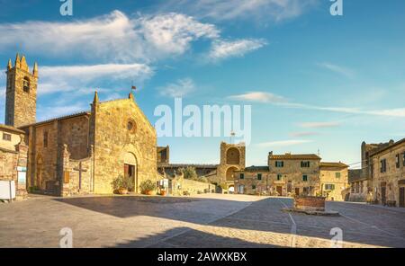 Hauptplatz im mittelalterlichen Monteriggioni, befestigt auf der Route der Via francigena, Siena, Toskana. Italien Europa. Stockfoto