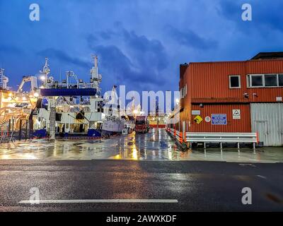 Killybegs, DONEGAL/IRLAND - 9. FEBRUAR 2020 - Der Hafen ist voller Fischerboote während des Sturms Ciara. Stockfoto