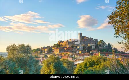 Mittelalterliches Dorf Capalbio Skyline bei Sonnenuntergang. Maremma Toskana Italien Europa Stockfoto