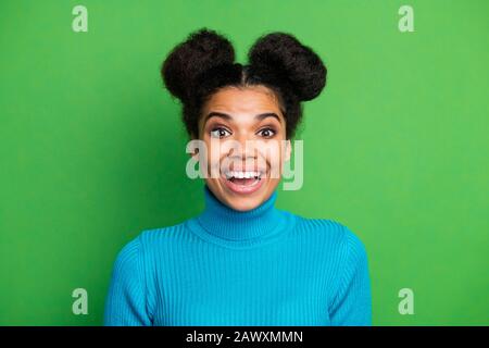 Closeup-Foto von lustiger schöner, dunkler Hautdame begeistert gute Stimmung strahlendes Lächeln verrückter Gesichtsausdruck tragen blauen Turnleneck-Pullover isoliert Stockfoto