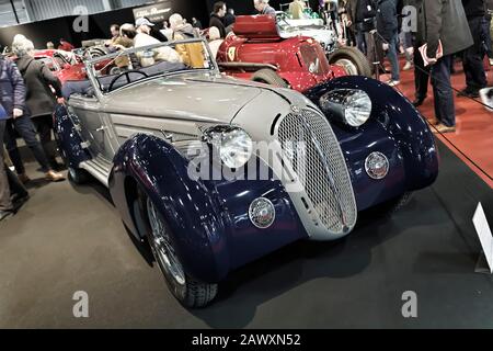 Paris, Frankreich. Februar 2020. 1933 Alfa Romeo 8C2300 Long Chassis Pinin Farina Cabriolet   Die Retromobil-Show auf der PARIS-EXPO in Paris, Frankreich. Stockfoto