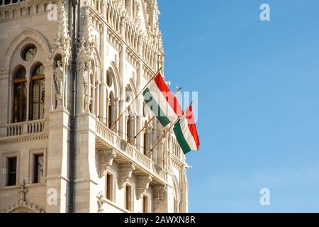 Ungarische Flaggen auf dem ungarischen Parlamentsgebäude oder dem Budapester Parlament, einem Wahrzeichen und beliebten Touristenziel in Budapest, Ungarn Stockfoto