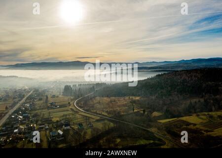 Bild eines schönen Dorfes in den Bergen, Blick auf die kleine Stadt, viele Häuser in libanesischem Berg, wunderschöne Landschaft, malerische Landschaft Stockfoto