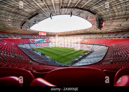 München, Deutschland. Februar 2020. Fußball: Bundesliga, Bayern München - RB Leipzig, 21. Spieltag in der Allianz Arena. Tausende leere Plätze sind vor Spielbeginn in der Allianz Arena zu sehen. Kredit: Matthias Balk / dpa - WICHTIGER HINWEIS: Gemäß den Vorschriften der DFL Deutsche Fußball Liga und des DFB Deutscher Fußball-Bund ist es untersagt, im Stadion und/oder aus dem fotografierten Spiel in Form von Sequenzbildern und/oder videoähnlichen Fotoserien auszunutzen oder auszunutzen./dpa/Alamy Live News Stockfoto