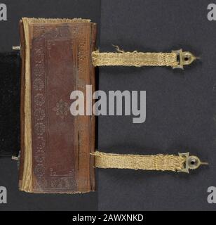 Lederbindung eines Liturgischen Pfsalzers aus dem 16. Jahrhundert und Kalender, der 1500 gedruckt wurde Stockfoto