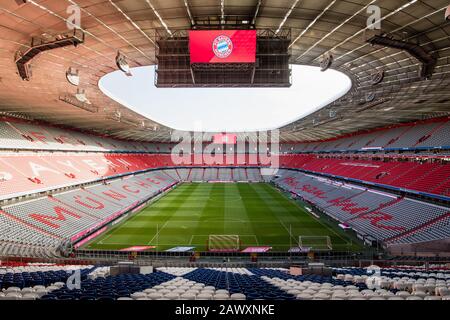 München, Deutschland. Februar 2020. Fußball: Bundesliga, Bayern München - RB Leipzig, 21. Spieltag in der Allianz Arena. Tausende leere Plätze sind vor Spielbeginn in der Allianz Arena zu sehen. Kredit: Matthias Balk / dpa - WICHTIGER HINWEIS: Gemäß den Vorschriften der DFL Deutsche Fußball Liga und des DFB Deutscher Fußball-Bund ist es untersagt, im Stadion und/oder aus dem fotografierten Spiel in Form von Sequenzbildern und/oder videoähnlichen Fotoserien auszunutzen oder auszunutzen./dpa/Alamy Live News Stockfoto