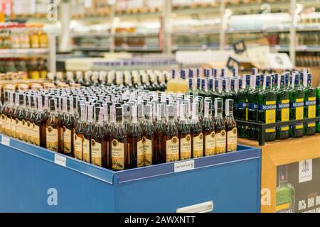 Kiew, Ukraine. Februar 2020 Regale mit Alkoholflaschen im Supermarkt. Das Konzept von Alkoholismus und Alkoholsucht. Stockfoto