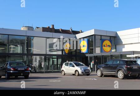 Aalst, BELGIEN, 6. FEBRUAR 2020: Blick auf den neuen Lidl-Supermarkt in Aalst. Die deutsche Lidl Stiftung & Co. KG ist eine Discount-Supermarktkette, Oper Stockfoto