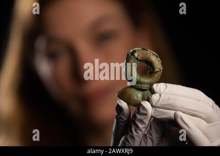 Am Montag, den 10. Februar, fand DIE REDAKTION STATT. NUR Die Kuratorin Kate Sumnall enthüllt einen seltenen Terret Ring, der im Havering Hoard vor der bevorstehenden großen Ausstellung Havering Hoard entdeckt wurde: Ein Mystery aus der Zeit der Bronze, im Museum of London Docklands. Stockfoto