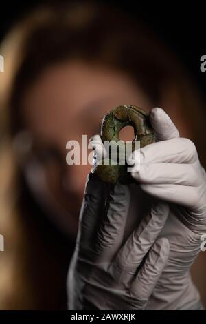 Am Montag, den 10. Februar, fand DIE REDAKTION STATT. NUR Die Kuratorin Kate Sumnall enthüllt einen seltenen Terret Ring, der im Havering Hoard vor der bevorstehenden großen Ausstellung Havering Hoard entdeckt wurde: Ein Mystery aus der Zeit der Bronze, im Museum of London Docklands. Stockfoto