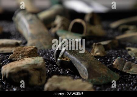 Am Montag, den 10. Februar, werden NUR Ax-Köpfe, die im Havering Hoard entdeckt wurden, vor der bevorstehenden großen Ausstellung "Havering Hoard: A Bronze Age Mystery" im Museum of London Docklands enthüllt. Stockfoto