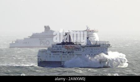 Die Seaways des DFDS Calais stürzen durch Wellen ab, während hohe Winde die Fährverbindungen am Hafen von Dover in Kent nach Storm Ciara, der das Land am Sonntag in die Luft zog, weiterhin beeinträchtigen. Stockfoto