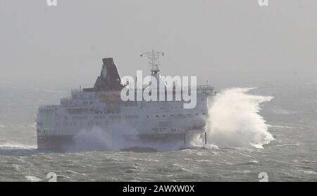 Die Seaways des DFDS Calais stürzen durch Wellen ab, während hohe Winde die Fährverbindungen am Hafen von Dover in Kent nach Storm Ciara, der das Land am Sonntag in die Luft zog, weiterhin beeinträchtigen. Stockfoto