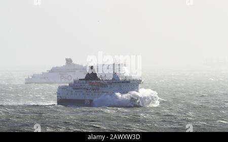 Die Seaways des DFDS Calais stürzen durch Wellen ab, während hohe Winde die Fährverbindungen am Hafen von Dover in Kent nach Storm Ciara, der das Land am Sonntag in die Luft zog, weiterhin beeinträchtigen. Stockfoto