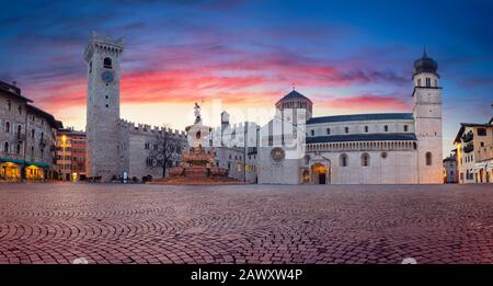 Trient, Italien. Panorama-Stadtbild der historischen Stadt Trient, Trentino, Italien bei schönem Sonnenaufgang. Stockfoto