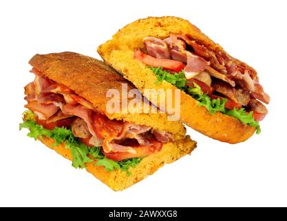 Brotsandwiches mit Wurst und Speck und Ciabatta mit Salat und Tomate, isoliert auf weißem Hintergrund Stockfoto