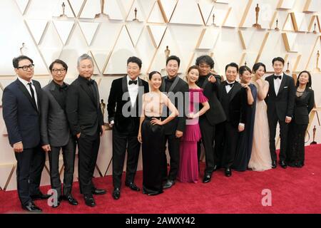 Los Angeles, USA. Februar 2020. Besetzung und Crew von "Parasite" mit unter anderem Yang Jin-mo, Jin Won Han, Kwak Sin-ae, ha-jun Lee, Yang-kwon Moon, Kang-ho Song, Yeo-jeong Jo, Sun-kyun Lee und Bong Joon Ho bei der Oscarverleihung 2020/92 im Dolby Theatre im Hollywood & Highland Center. Los Angeles, 9. Februar 2020 - weltweite Nutzung Credit: Dpa Picture Alliance / Alamy Live News Stockfoto