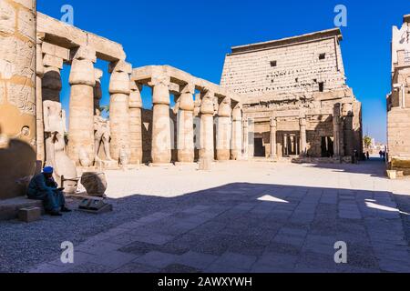 Karnak-Tempel Luxor, Ägypten. Minarett der Moschee Stockfoto