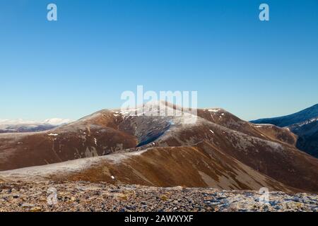 Blick auf den Gipfel von Braigh Coire Chruinn-bhalgain im Beinn A Ghlo Range. Stockfoto