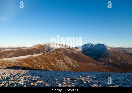 Die Beinn A'Ghlo Range, Braigh Coire Chruinn-bhalgain und Carn nan Gabhar vom Gipfel von Carn Liath Stockfoto