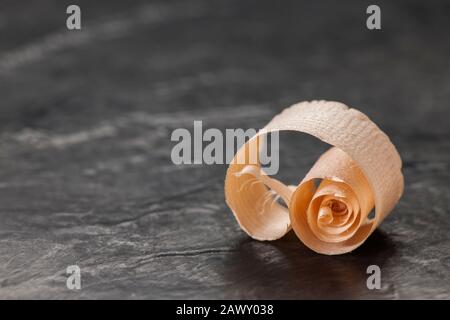 Nahaufnahme eines auf einer Schiefertafel liegenden, einzigen Flugzeugchips mit geringer Schärfentiefe. Stockfoto