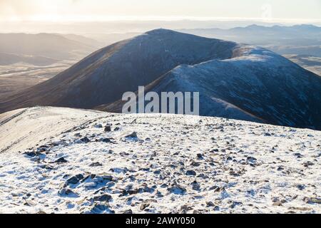 Blick zurück auf den Berg Carn Liath von nahe der Spitze von Braigh Coire Chruinn-bhalgain in der Beinn A'ghlo Range Stockfoto