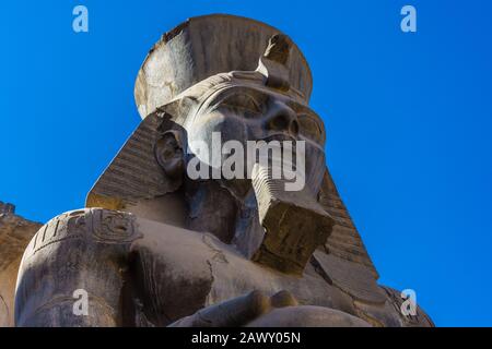 Karnak-Tempel Luxor, Ägypten. Minarett der Moschee Stockfoto