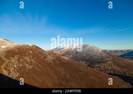 Die Beinn A'Ghlo Range, Braigh Coire Chruinn-bhalgain und Carn nan Gabhar vom Gipfel von Carn Liath Stockfoto