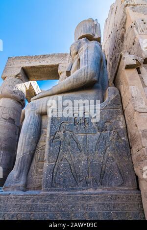 Karnak-Tempel Luxor, Ägypten. Minarett der Moschee Stockfoto